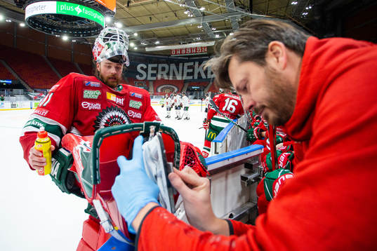 Frölundas målvakt Niklas Rubin får sin skena slipad