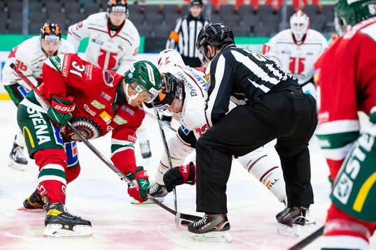Frölundas Nicklas Lasu tekar mot Örebros Oliver Eklind