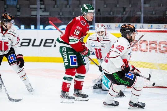 Frölundas Lucas Raymond gör 1-0 bakom Örebros målvakt