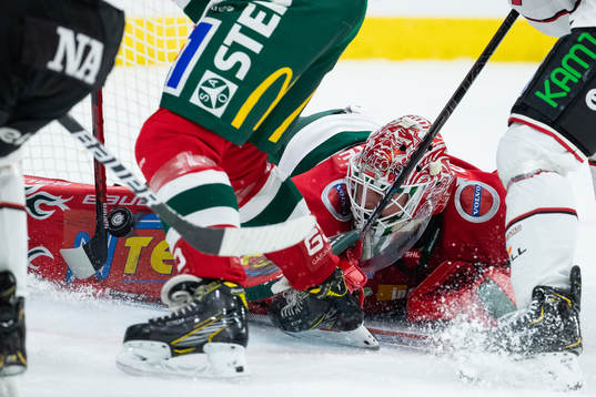 Frölundas målvakt Niklas Rubin med en räddning