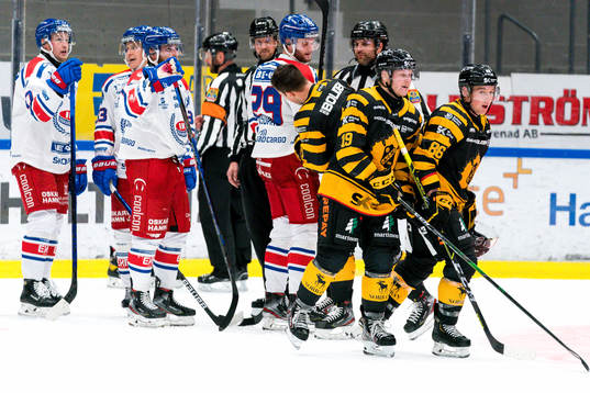 Skellefteås Joakim Lindström tittar bak på Oskarshamns