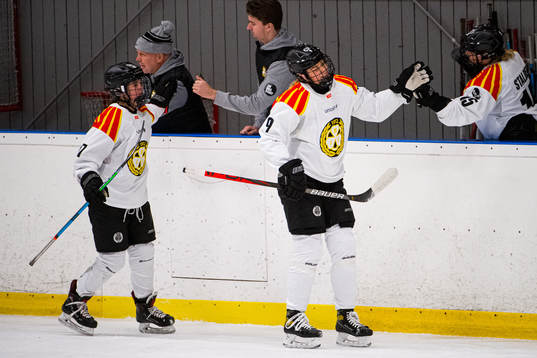Brynäs Jaycee Gebhard och Josefin Bouveng jublar