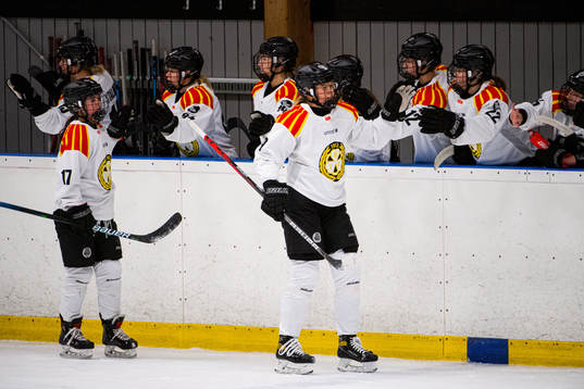 Brynäs Jaycee Gebhard och Josefin Bouveng jublar