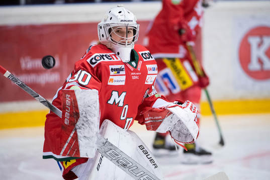 Modos målvakt Viktorije Svejdova värmer upp