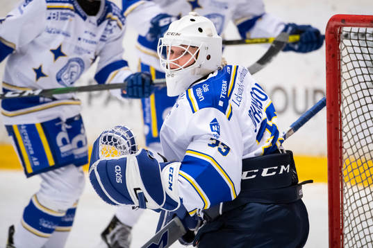 Leksands målvakt Amanda Johansson värmer upp