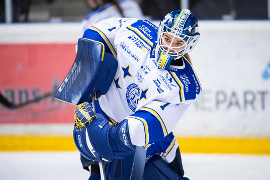 Leksands målvakt Eveliina Suonpää värmer upp