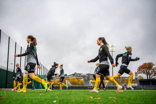 Hammarbys spelare värmer upp