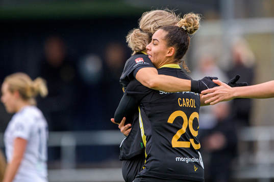 Hammarbys Hanna Folkesson och Caroline Rodrigues jublar
