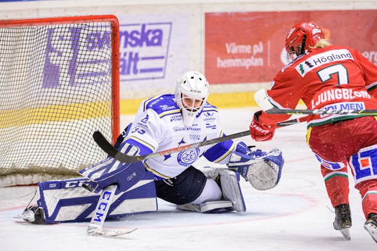 Modos Lina Ljungbom gör 1-1 bakom Leksands målvakt Amanda