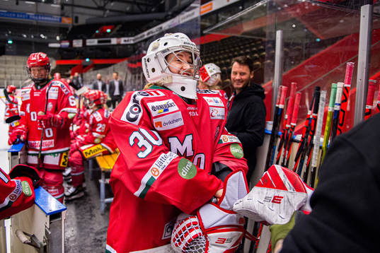 Modos målvakt Viktorije Svejdova jublar