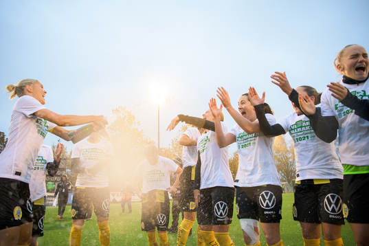 Hammarbys spelare jublar