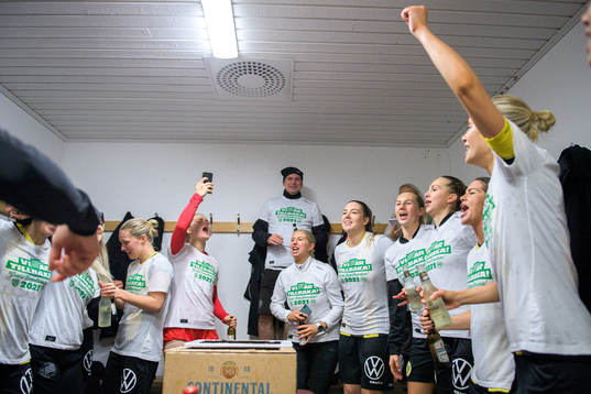 Hammarbys spelare jublar i omklädningsrummet