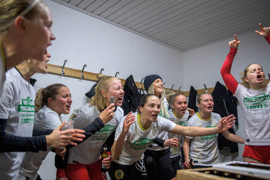 Hammarbys spelare jublar i omklädningsrummet