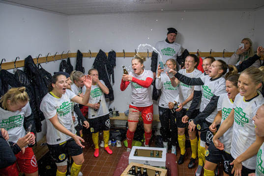Hammarbys spelare jublar i omklädningsrummet