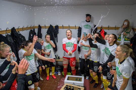 Hammarbys spelare jublar i omklädningsrummet
