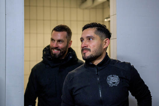 Hammarbys tränare Pablo Pinones-Arce jublar i