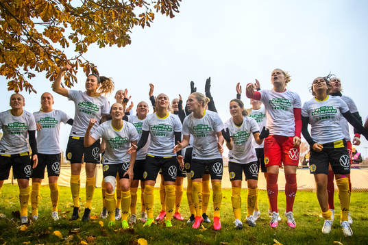 Hammarbys spelare jublar