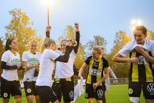 Hammarbys Ellen Gibson jublar med lagkamrater