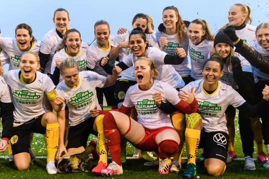 Hammarbys Britta Gynning jublar med lagkamrater