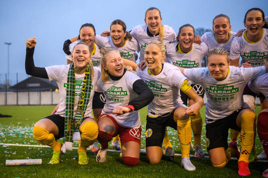 Hammarbys Emma Jansson (tv) jublar med lagkamrater