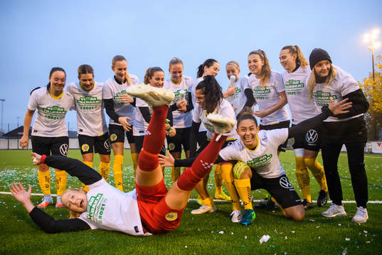 Hammarbys Caroline Rodrigues (th) jublar med Britta Gynning