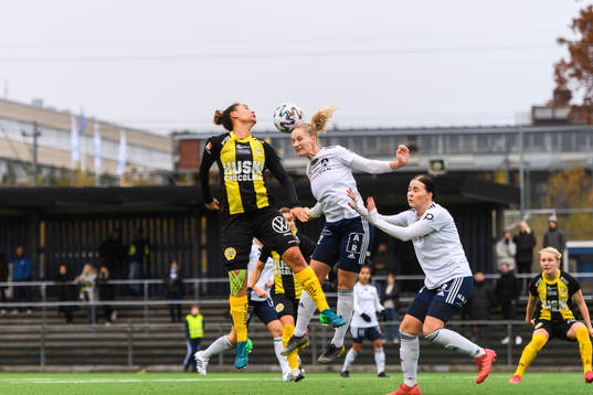 Hammarbys Caroline Rodrigues och Älvsjös Moa Liwendahl i
