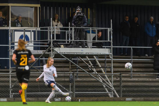 En TV-kamera följer fotbollsmatchen i Elitettan mellan