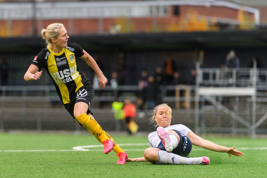 Hammarbys Emilia Larsson och Älvsjös Linnéa Rimeika