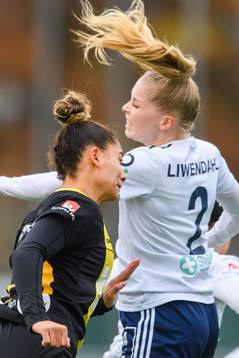 Hammarbys Caroline Rodrigues gör 0-1 i nickduell med
