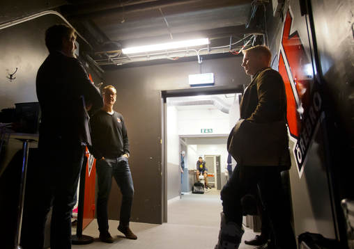 Örebros tränare Niklas Eriksson pratar med Åke Unger och