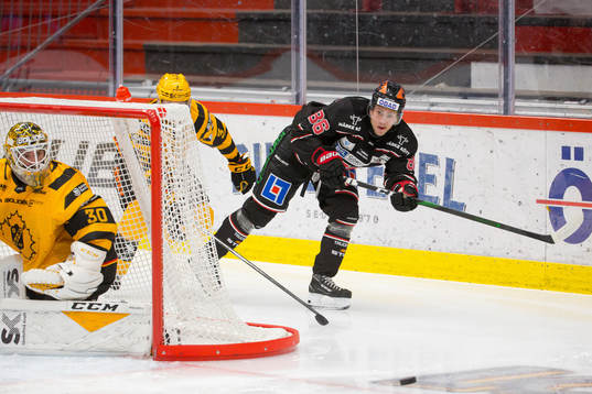 Örebros Mathias Bromé och Skellefteås målvakt Gustaf