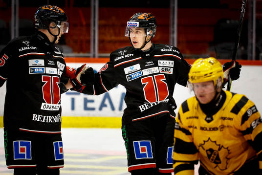Örebros Robert Leino jublar med Gustav Backström