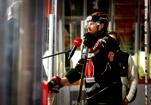 Örebros Stefan Warg blir intervjuad i pausen av Cmore