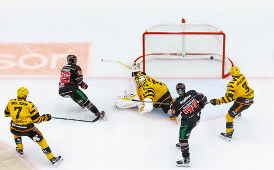 Örebros Robin Kovacs gör 2-1 på Skellefteås målvakt