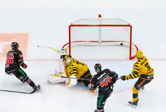 Örebros Robin Kovacs gör 2-1 på Skellefteås målvakt