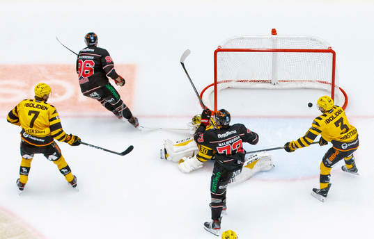 Örebros Robin Kovacs gör 2-1 på Skellefteås målvakt