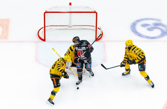 Örebros Mathias Bromé och Skellefteås målvakt Gustaf