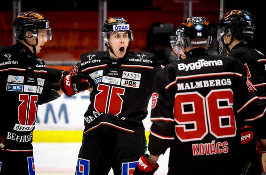 Örebros Robert Leino jublar med Gustav Backström, Robin