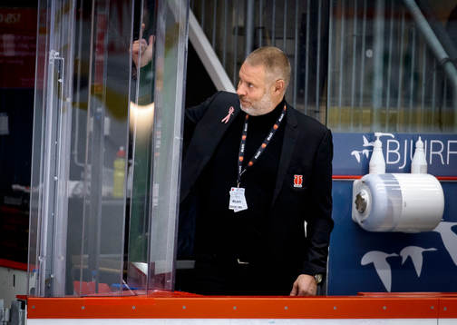 Örebro Hockeys VD Mikael Johansson gör tummen upp