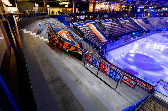 Interiör vy av ståplatsläktaren från Vida arena före