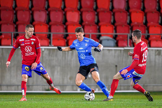 Halmstads Samuel Kroon utmanar Östers Petar Petrovic och