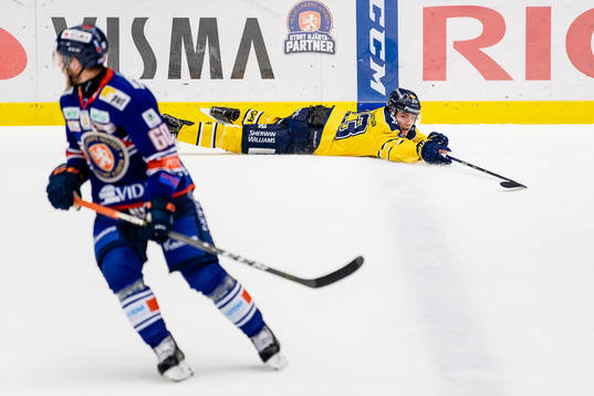 s Lias Andersson ligger på isen
