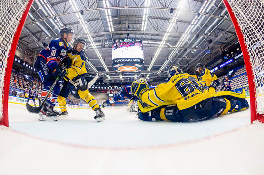 s Didrik Strömberg framför målvakt Hugo Alnefelt