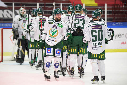 Färjestads Jesse Virtanen jublar med lagkamrater