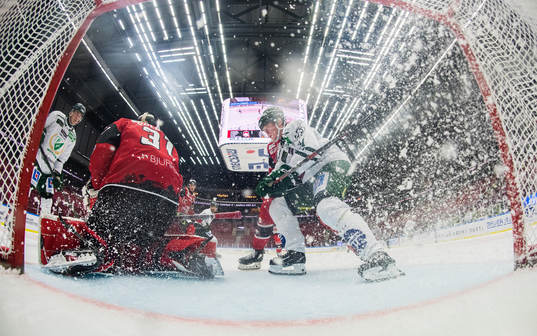 Färjestads Carl Jakobsson oroar framför Malmö Redhawks