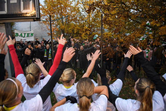 Hammarbys spelare jublar mot supportrar
