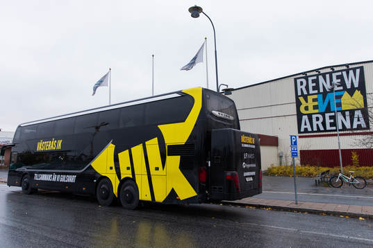 Västerås spelarbuss står parkerad utanför Renew Arena