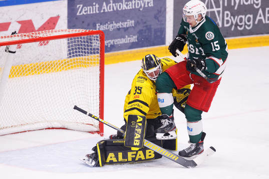 Västerås målvakt Emil Kruse och Väsbys Tobias Lindberg