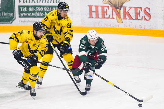 Västerås Rasmus Asplund Henrik Hetta i kamp om pucken med