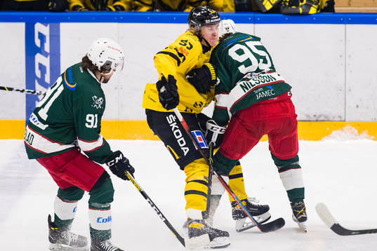 Västerås Anthon Eriksson krockar med Väsbys Johannes